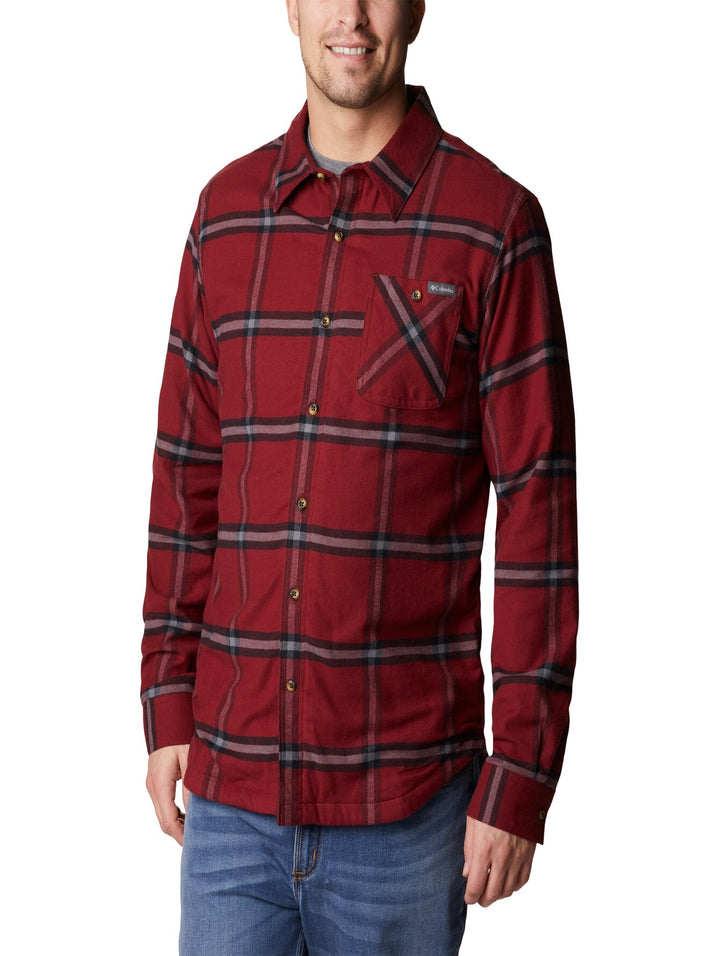 Camisa de franela Columbia color rojo con patrón de cuadros oscuros y manga larga.