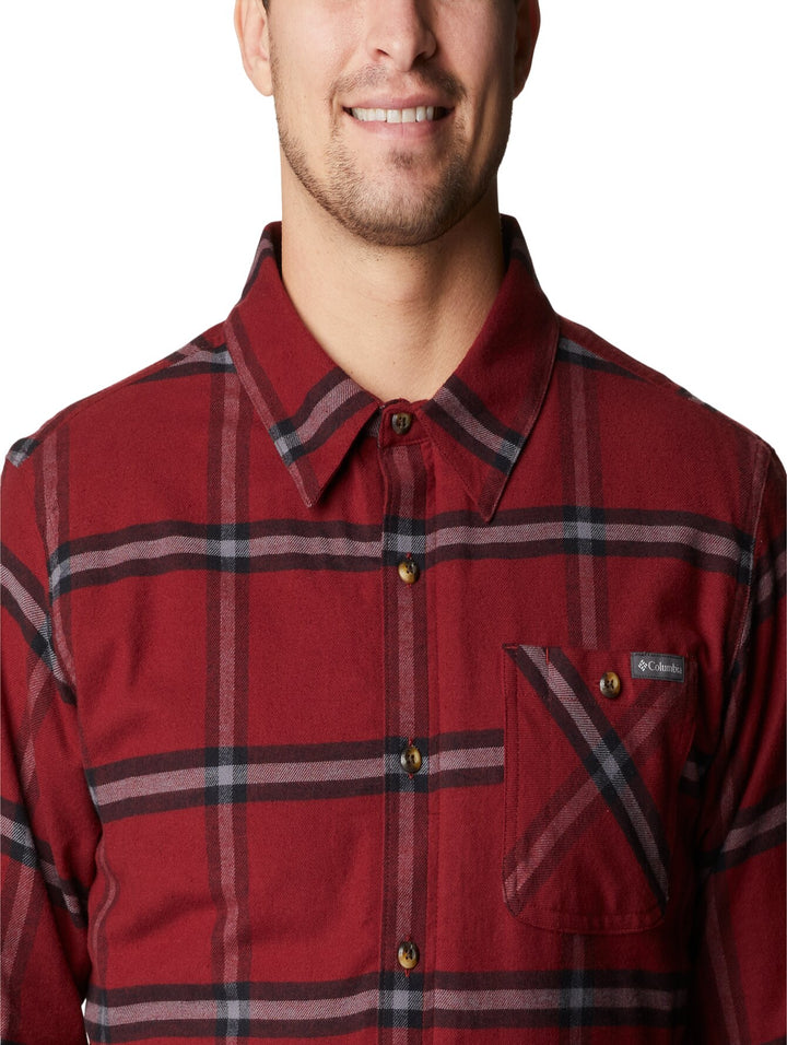 Camisa de franela Columbia color rojo con patrón de cuadros oscuros y manga larga.