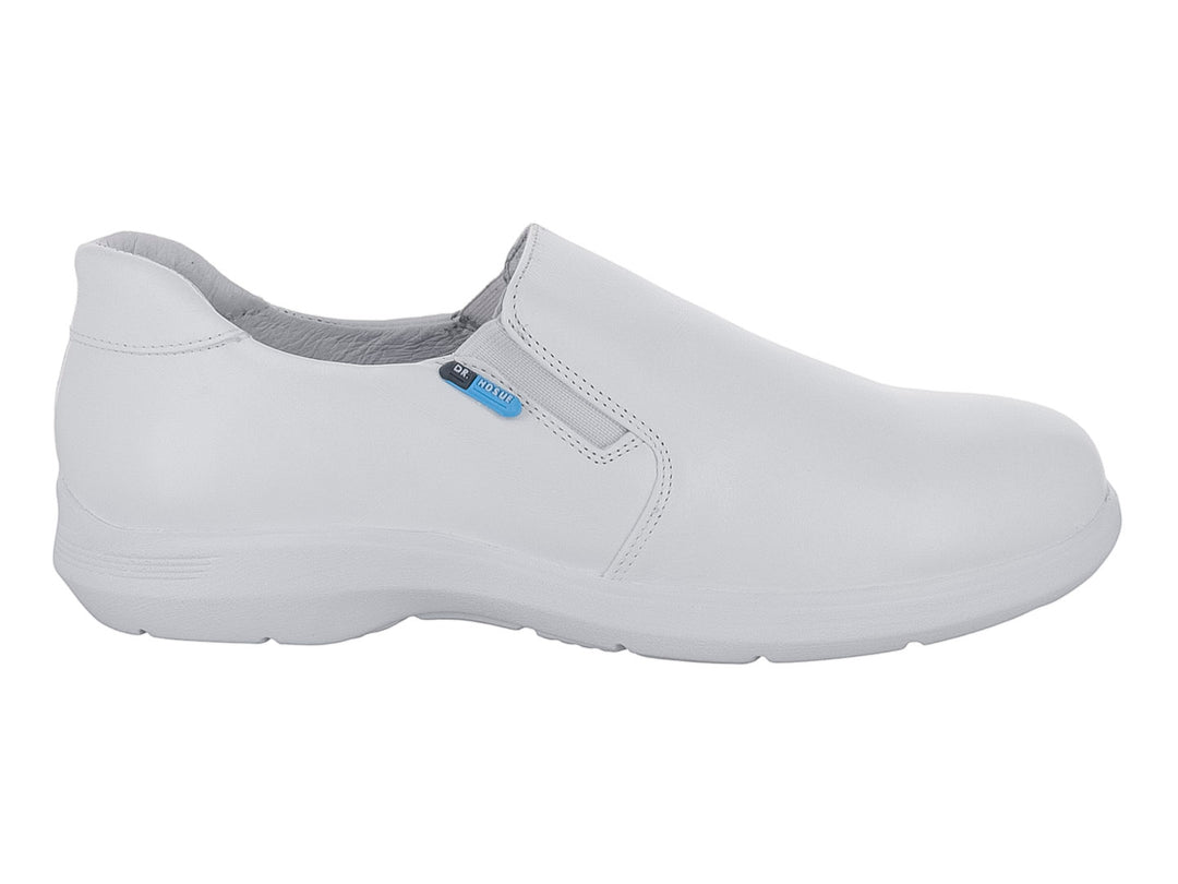 Zapato blanco estilo slip-on para uso profesional con suela blanca y acabado liso.