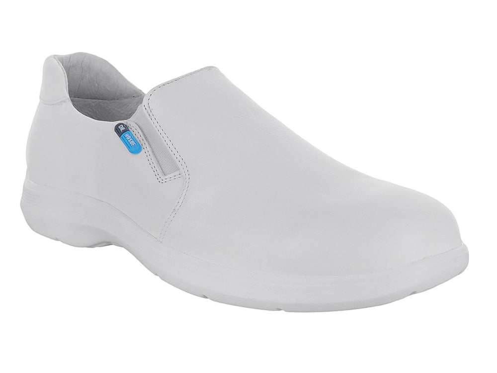 Zapato blanco estilo slip-on para uso profesional con suela blanca y acabado liso.