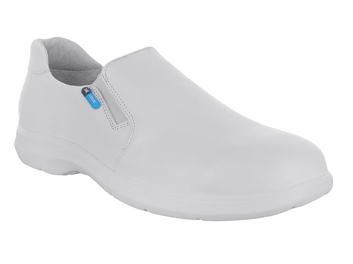 Zapato blanco estilo slip-on para uso profesional con suela blanca y acabado liso.