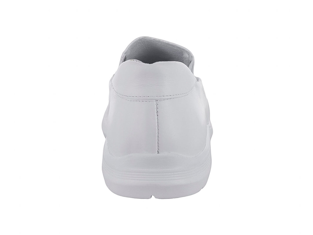 Zapato blanco estilo slip-on para uso profesional con suela blanca y acabado liso.