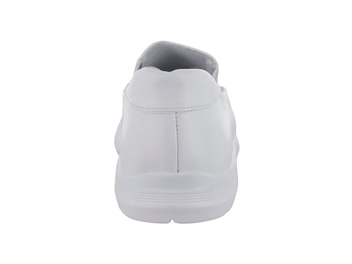Zapato blanco estilo slip-on para uso profesional con suela blanca y acabado liso.