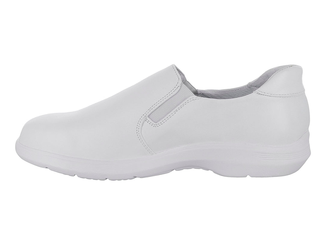 Zapato blanco estilo slip-on para uso profesional con suela blanca y acabado liso.