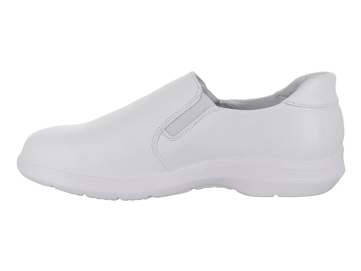 Zapato blanco estilo slip-on para uso profesional con suela blanca y acabado liso.