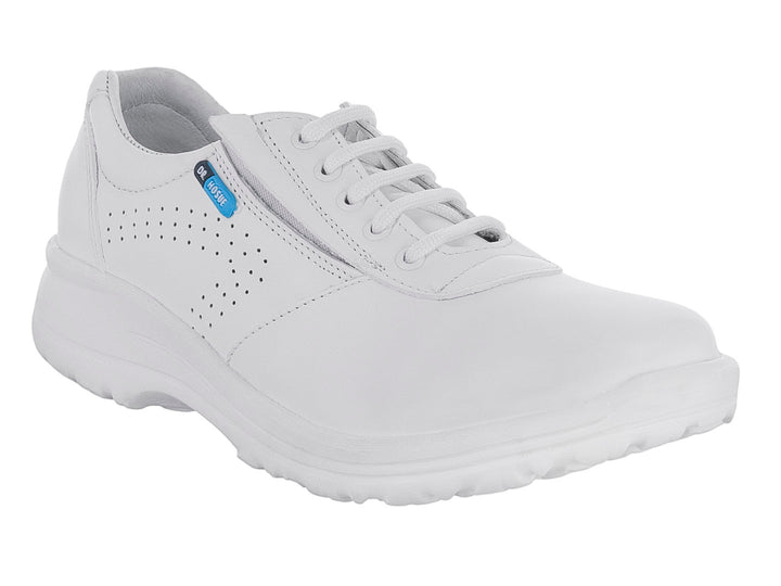 Zapato plano color blanco para uso profesional con agujetas y detalles perforados laterales.