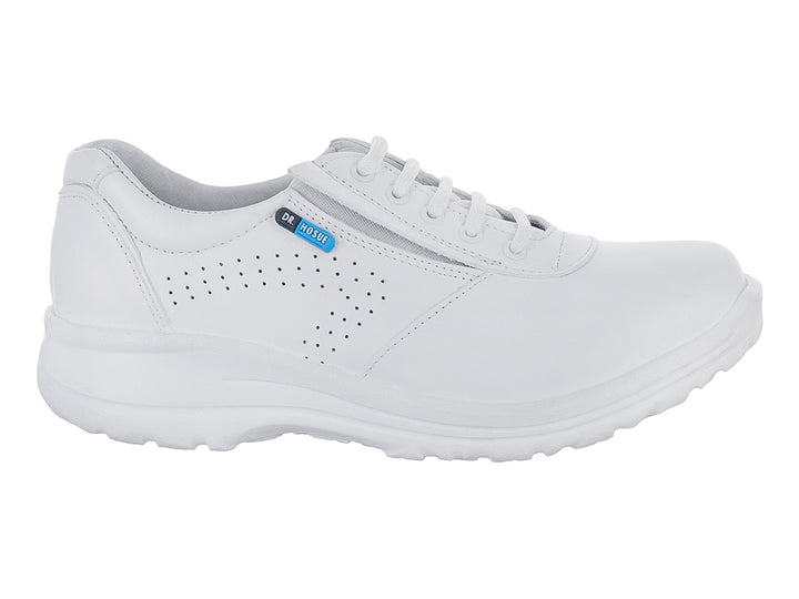 Zapato plano color blanco para uso profesional con agujetas y detalles perforados laterales.
