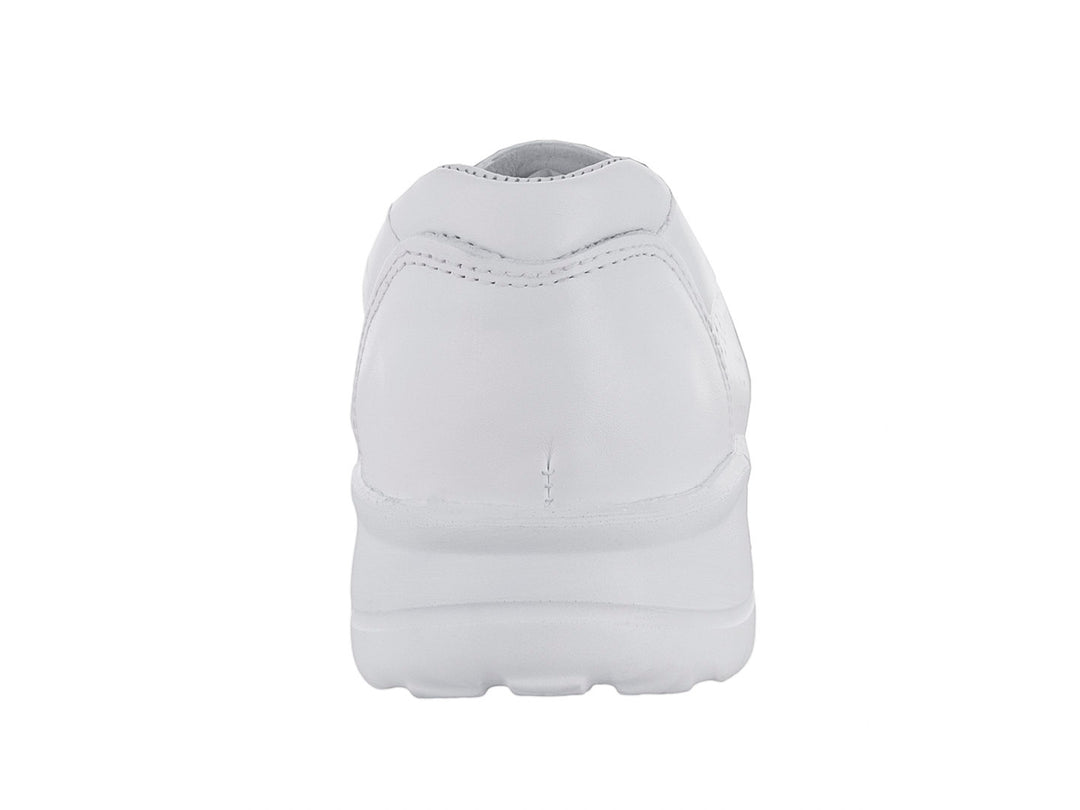 Zapato plano color blanco para uso profesional con agujetas y detalles perforados laterales.