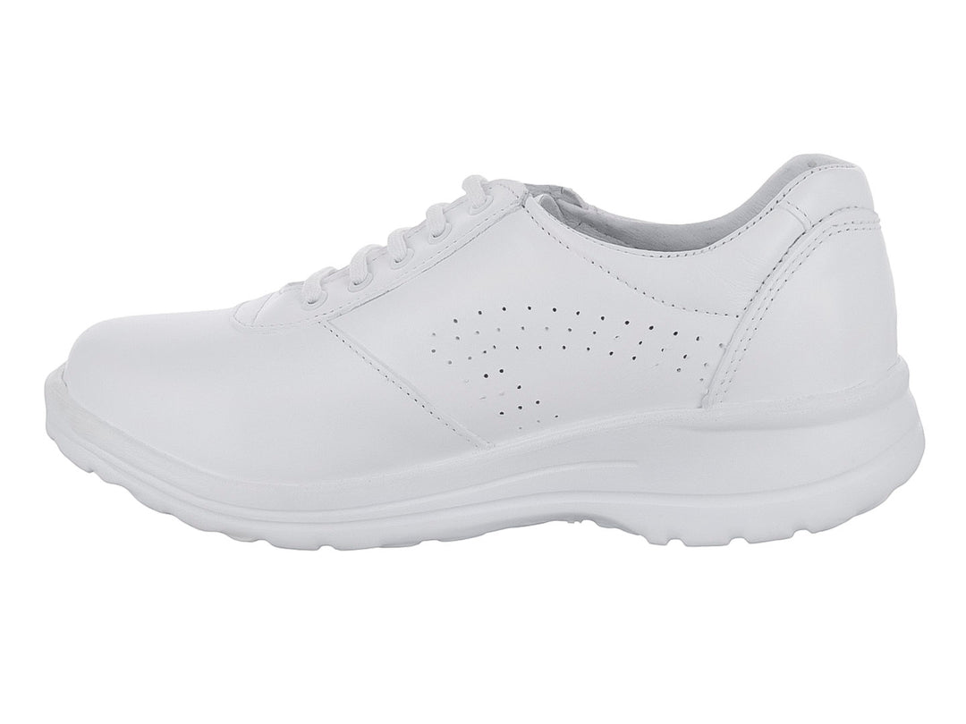 Zapato plano color blanco para uso profesional con agujetas y detalles perforados laterales.