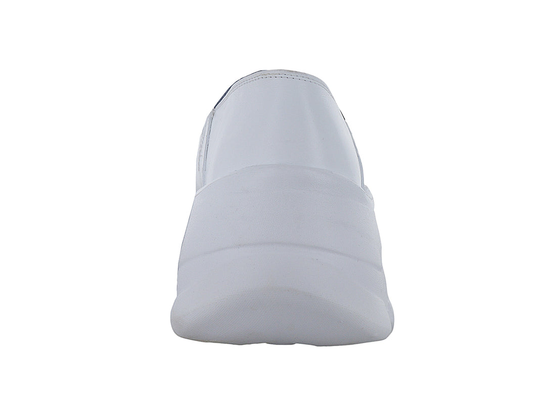 Zapatos planos tipo zueco color blanco con suela gruesa y diseño ergonómico de la marca DR HOSUE.
