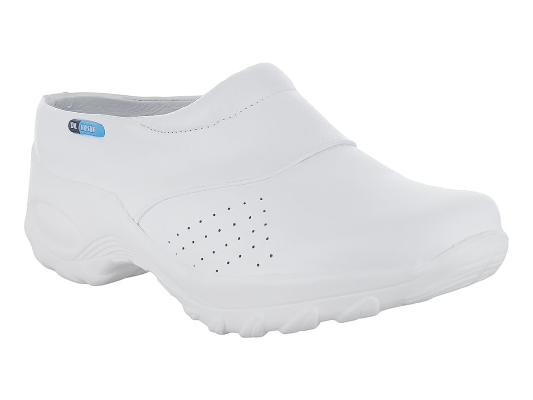 Zapato blanco estilo slip-on con suela gruesa y detalles de perforaciones laterales.