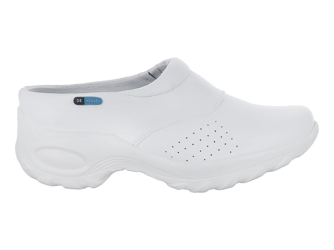 Zapato blanco estilo slip-on con suela gruesa y detalles de perforaciones laterales.