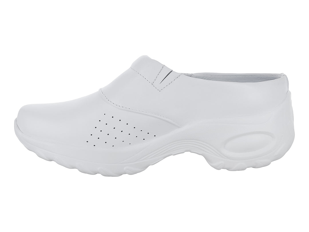 Zapato blanco estilo slip-on con suela gruesa y detalles de perforaciones laterales.