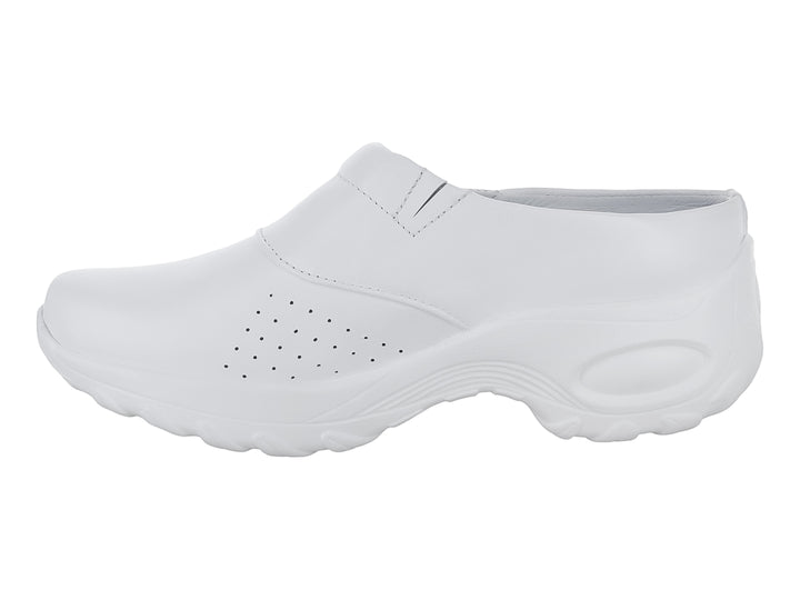 Zapato blanco estilo slip-on con suela gruesa y detalles de perforaciones laterales.