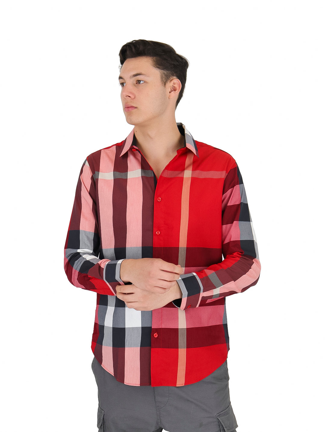 Hombre vistiendo camisa de manga larga con estampado de cuadros en colores rojo, negro y blanco.