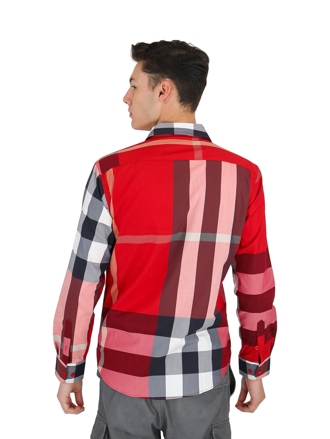 Hombre vistiendo camisa de manga larga con estampado de cuadros en colores rojo, negro y blanco.