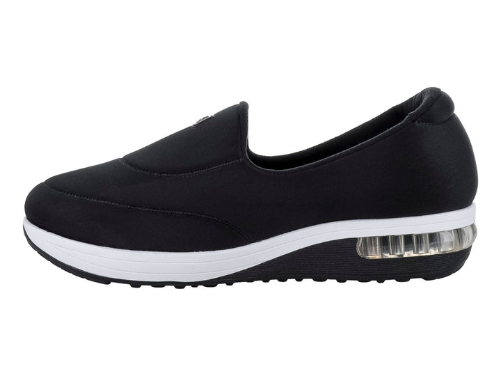 Zapato plano Modare color negro de tela lycra con suela blanca y amortiguador visible en el talón.