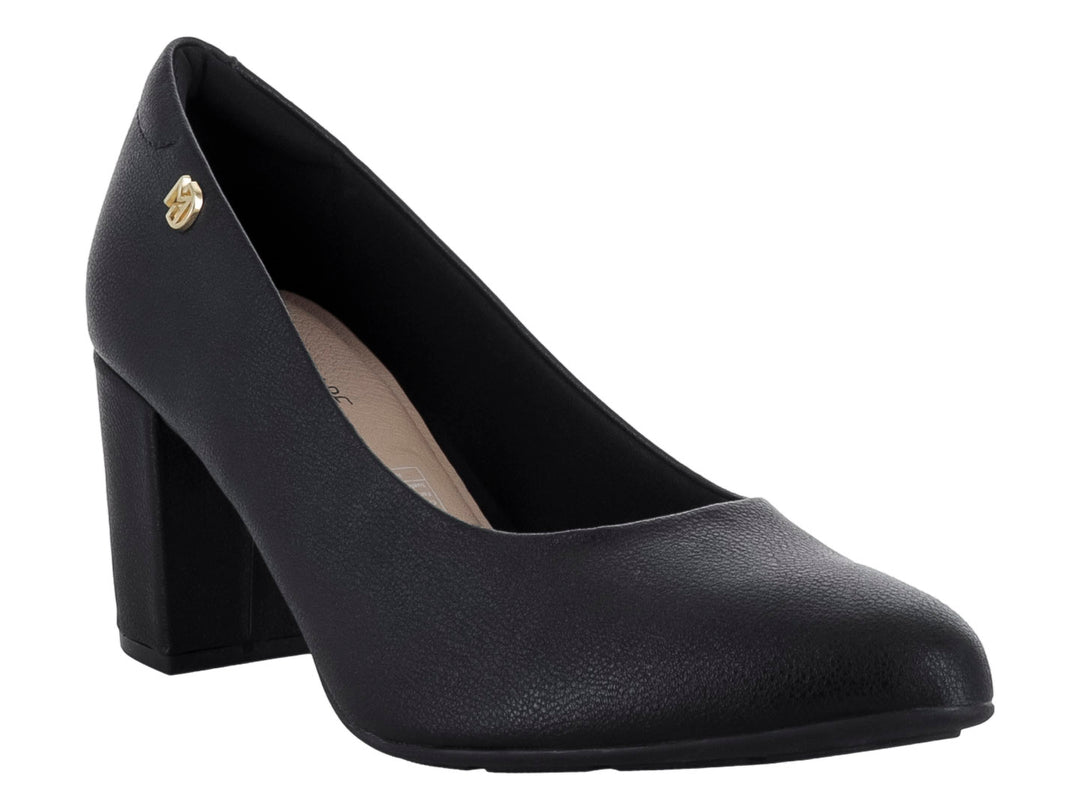 Zapato de tacón grueso color negro con acabado mate y diseño clásico.