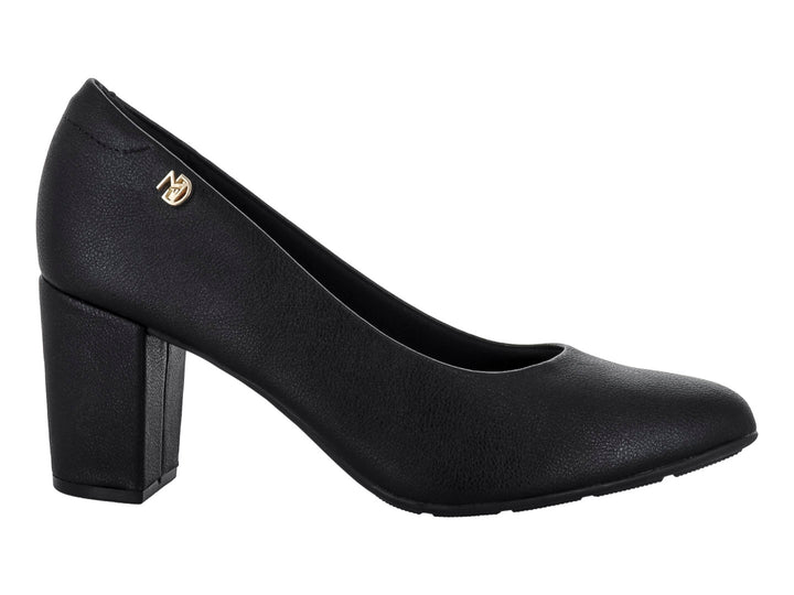 Zapato de tacón grueso color negro con acabado mate y diseño clásico.