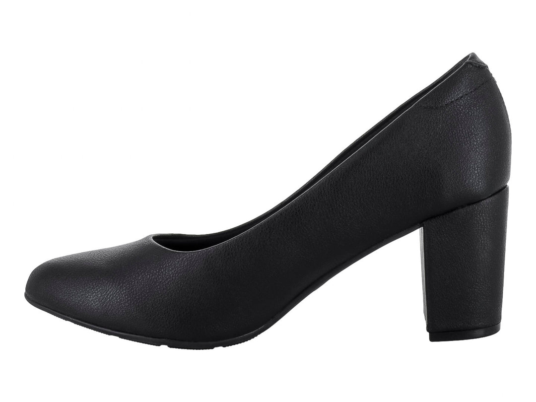 Zapato de tacón grueso color negro con acabado mate y diseño clásico.