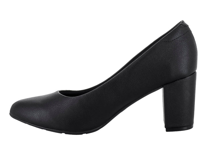 Zapato de tacón grueso color negro con acabado mate y diseño clásico.