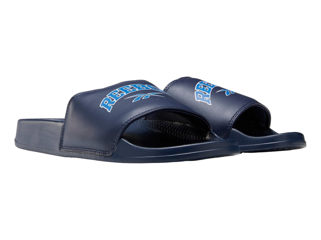 Sandalias Reebok Classic Slide en color azul marino con logotipo en la banda superior.