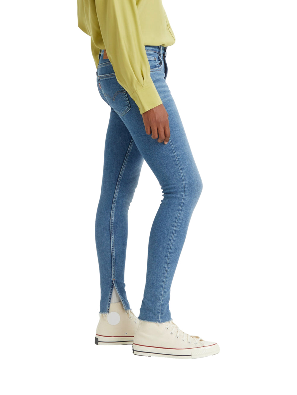 Pantalones Levi's modelo 721 en color azul medium indigo worn con corte ajustado y abertura en el bajo.