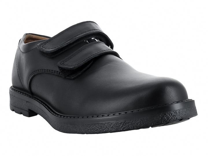 Zapato escolar negro para niño con cierre de velcro y suela resistente.
