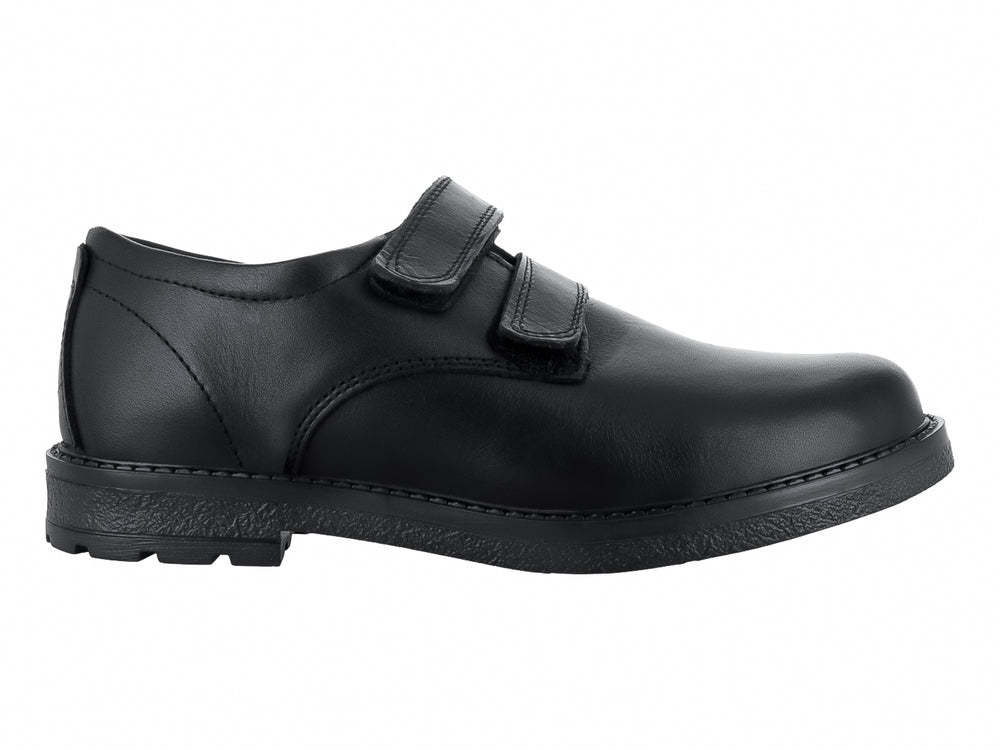 Zapato escolar negro para niño con cierre de velcro y suela resistente.