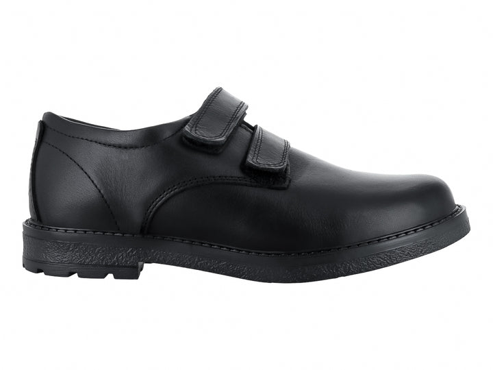 Zapato escolar negro para niño con cierre de velcro y suela resistente.