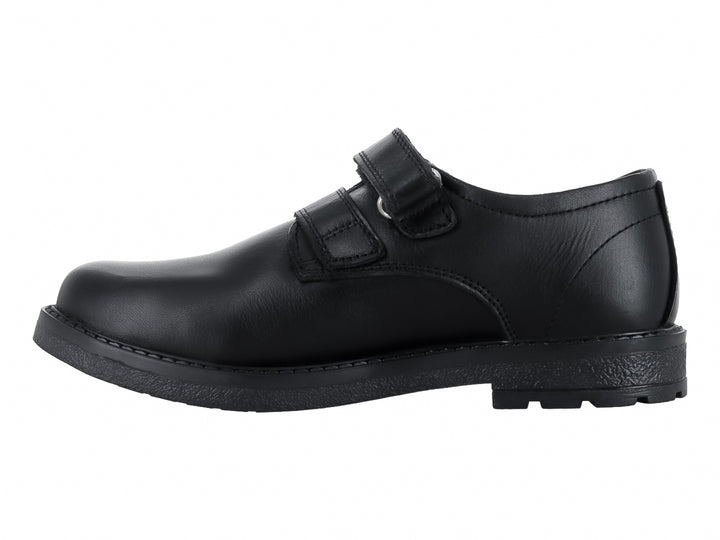Zapato escolar negro para niño con cierre de velcro y suela resistente.