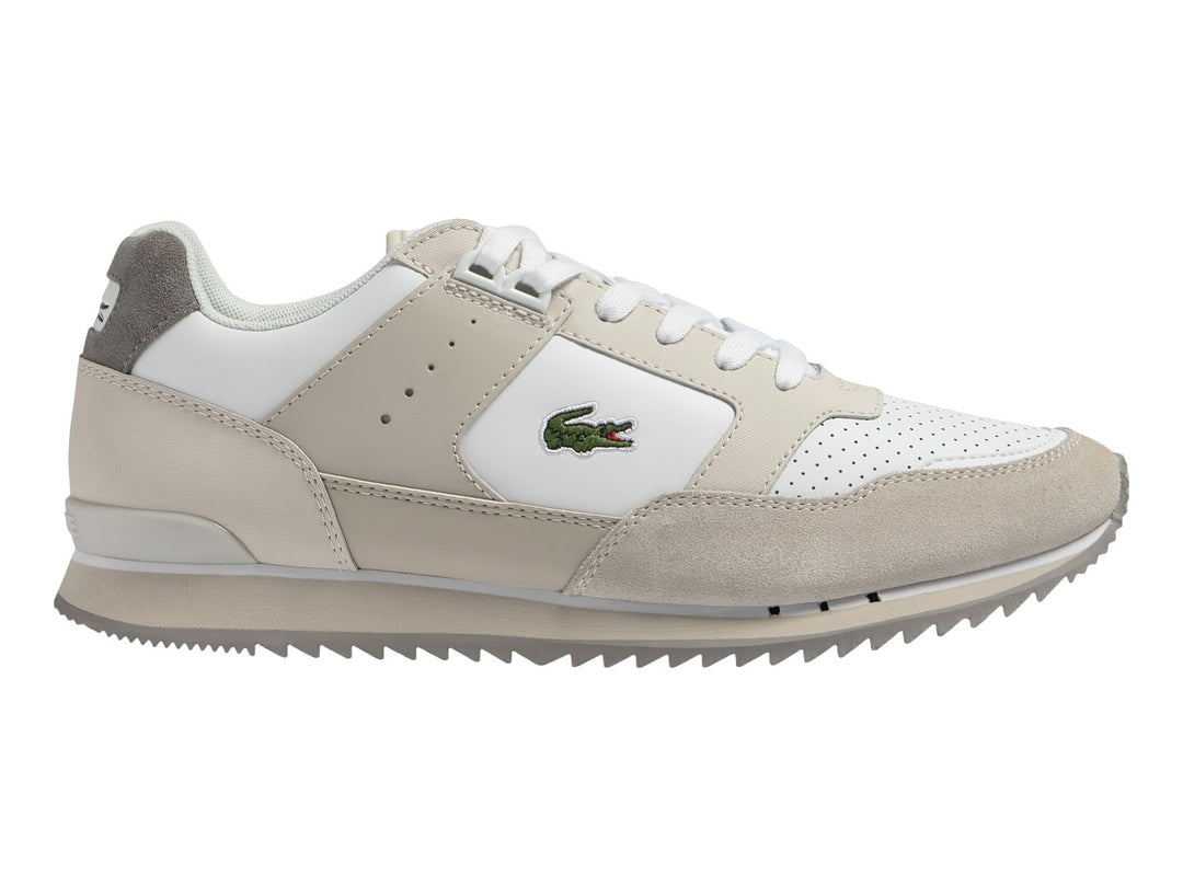 Tenis Lacoste Partner Piste 123 en color blanco y beige con detalles en gamuza y suela dentada.