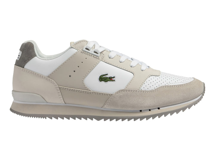 Tenis Lacoste Partner Piste 123 en color blanco y beige con detalles en gamuza y suela dentada.