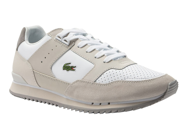 Tenis Lacoste Partner Piste 123 en color blanco y beige con detalles en gamuza y suela dentada.
