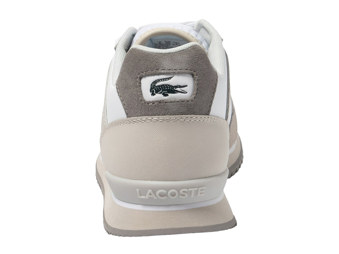 Tenis Lacoste Partner Piste 123 en color blanco y beige con detalles en gamuza y suela dentada.