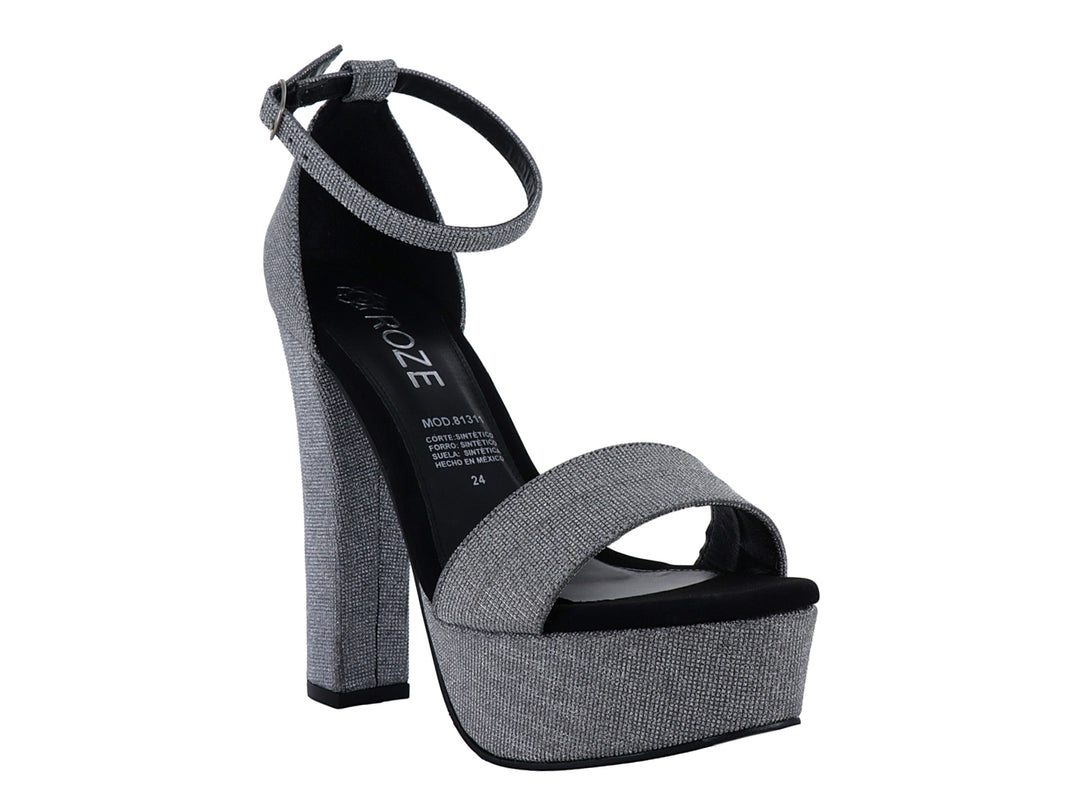 Sandalia de plataforma color plata con tacón grueso y correa al tobillo para mujer.