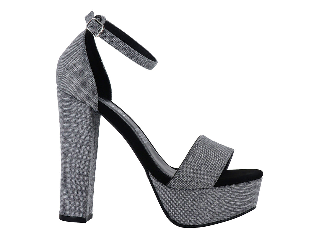 Sandalia de plataforma color plata con tacón grueso y correa al tobillo para mujer.