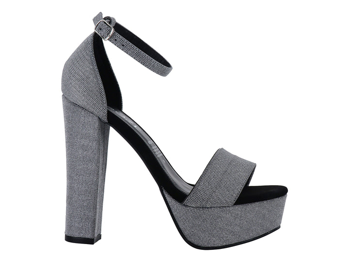 Sandalia de plataforma color plata con tacón grueso y correa al tobillo para mujer.