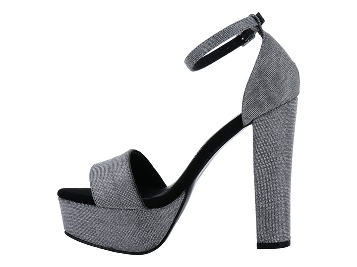 Sandalia de plataforma color plata con tacón grueso y correa al tobillo para mujer.