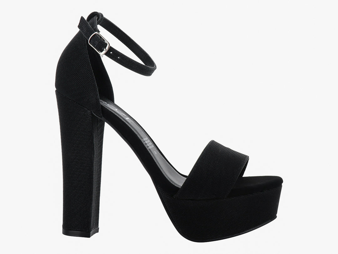 Sandalia de mujer color negro con tacón grueso, plataforma y correa ajustable al tobillo.