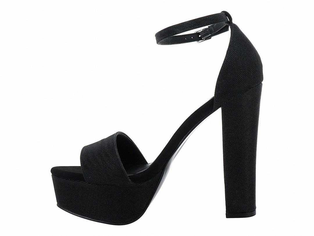 Sandalia de mujer color negro con tacón grueso, plataforma y correa ajustable al tobillo.