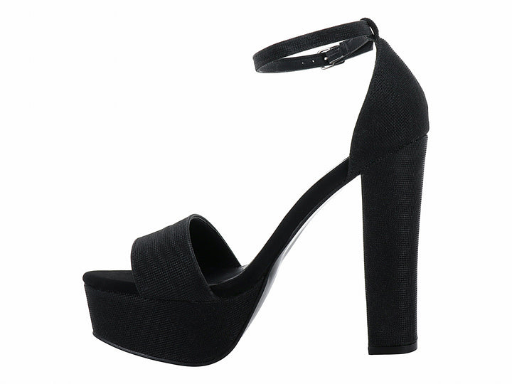 Sandalia de mujer color negro con tacón grueso, plataforma y correa ajustable al tobillo.