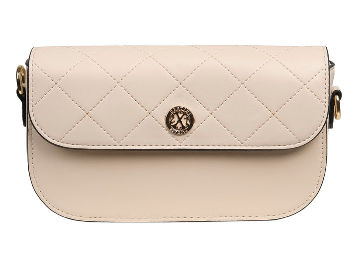 Bolso de hombro Felianna color blanco con diseño acolchado y detalle metálico circular en la solapa.