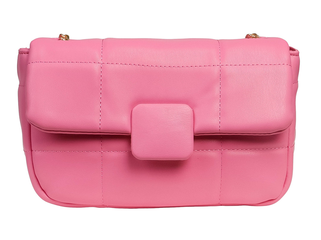 Bolso de hombro color rosa con diseño acolchado y detalles en dorado.