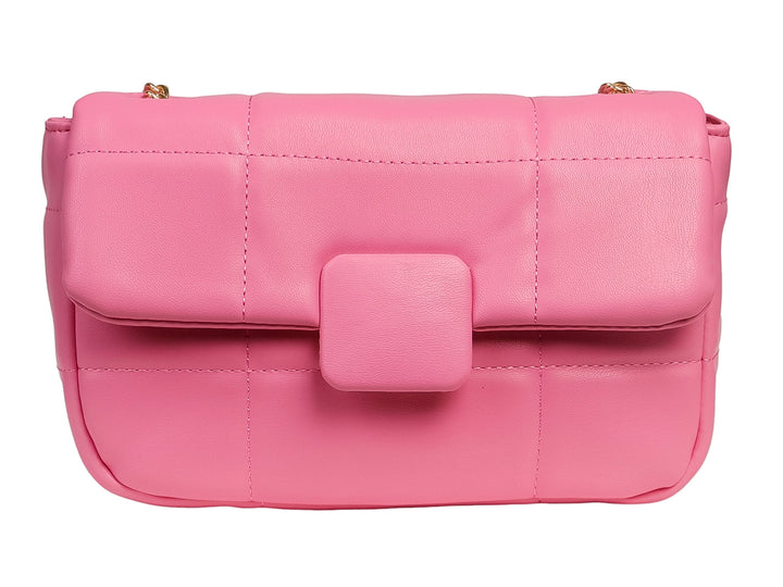 Bolso de hombro color rosa con diseño acolchado y detalles en dorado.