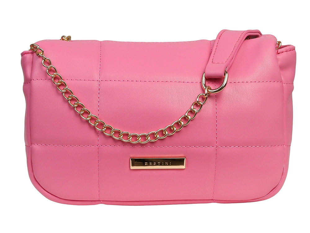 Bolso de hombro color rosa con diseño acolchado y detalles en dorado.