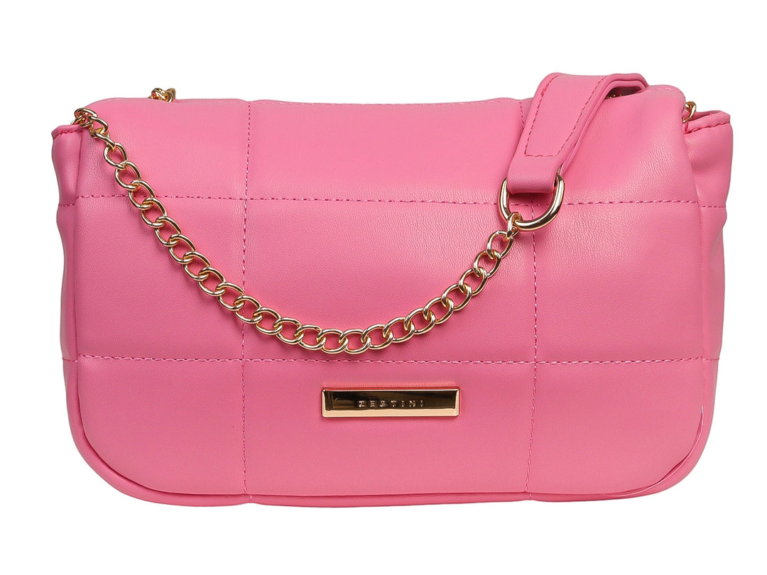 Bolso de hombro color rosa con diseño acolchado y detalles en dorado.
