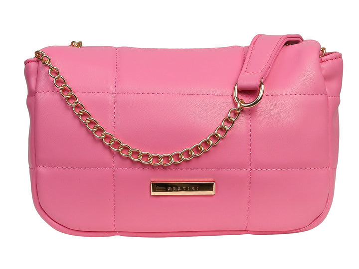 Bolso de hombro color rosa con diseño acolchado y detalles en dorado.