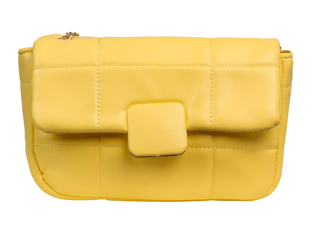 Bolso de hombro color amarillo con diseño acolchado y cierre frontal cuadrado.