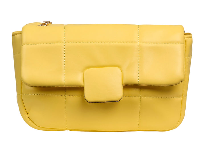 Bolso de hombro color amarillo con diseño acolchado y cierre frontal cuadrado.